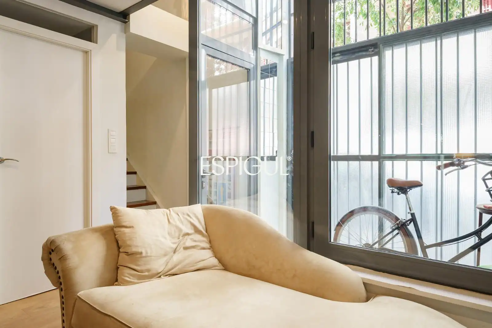 Sala d'estar de Dúplex en venda en Barcelona amb Calefacció, Parquet i Terrassa