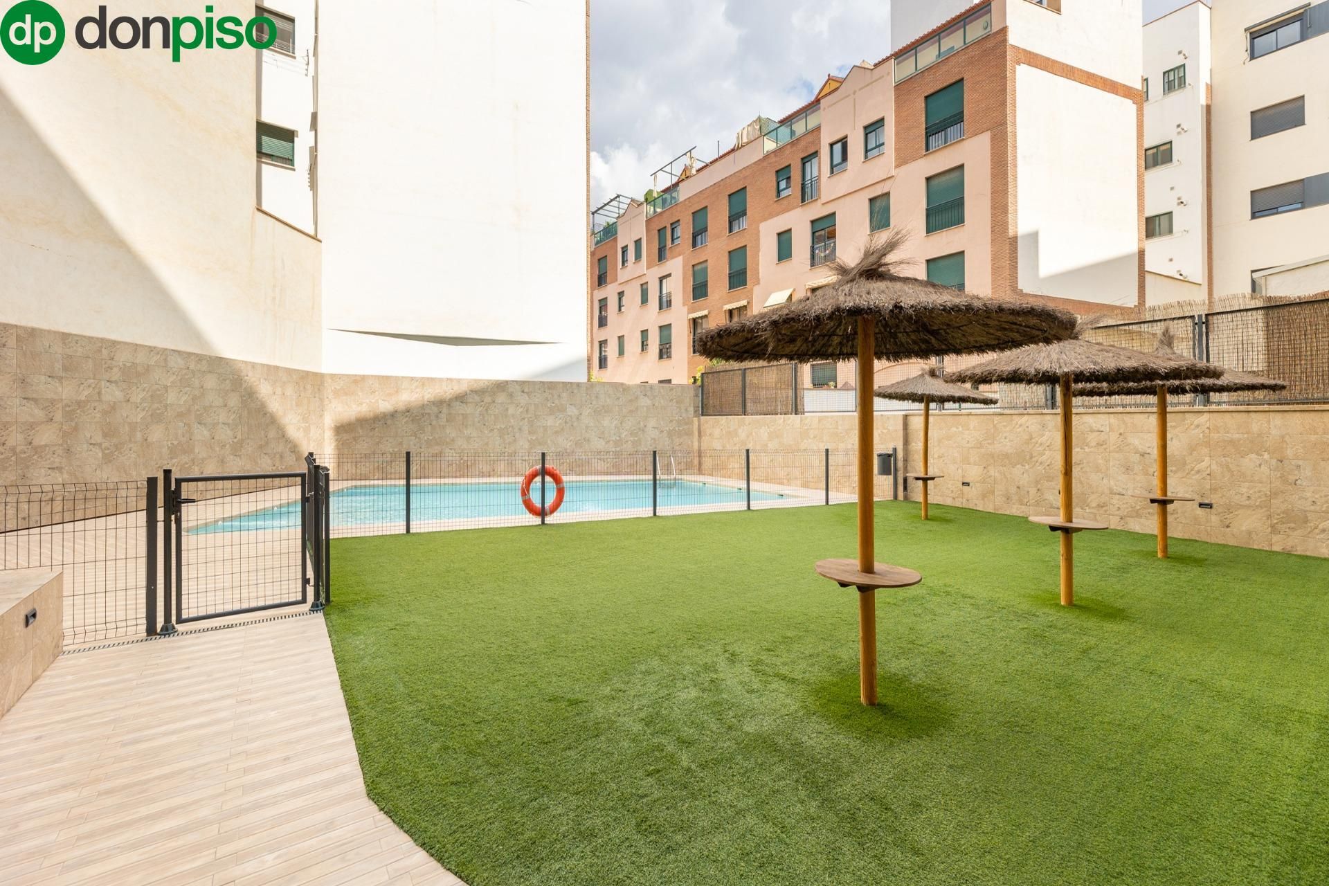 Piscina de Pis en venda en  Granada Capital amb Aire condicionat, Calefacció i Traster