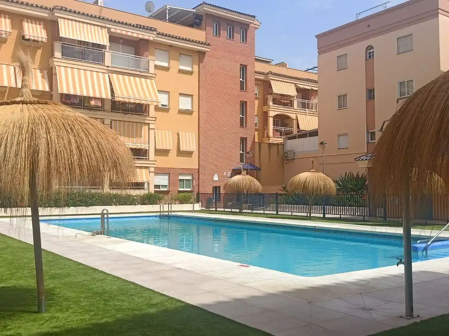 Außenansicht von Wohnung zur Miete in Torrox mit Klimaanlage, Schwimmbad und Balkon