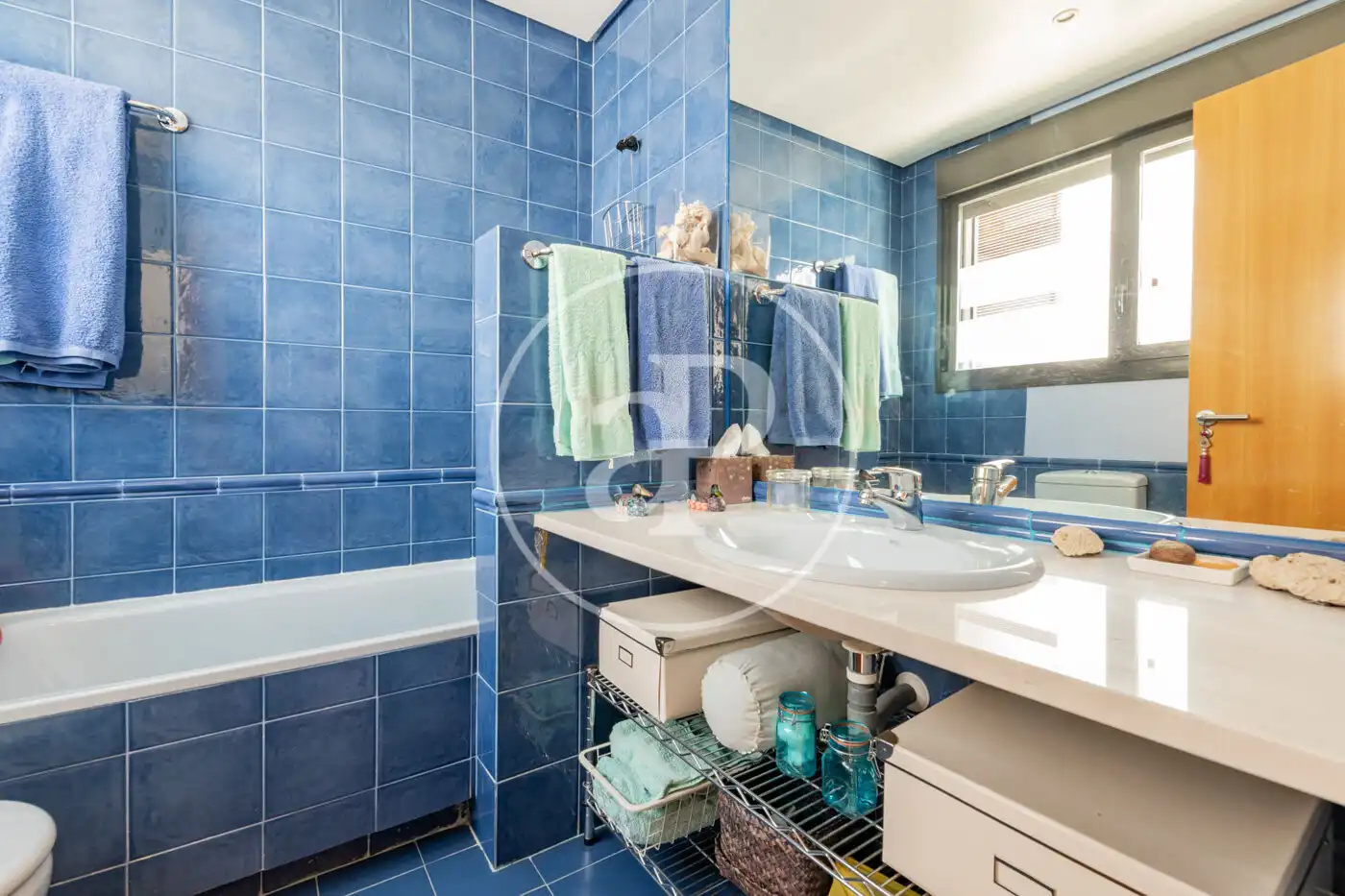 Baño de Casa adosada en venta en Madrid con Aire acondicionado, Calefacción y Jardín privado