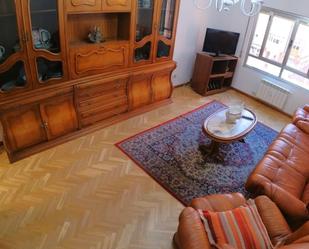 Sala d'estar de Pis de lloguer en León Capital  amb Calefacció, Parquet i Terrassa