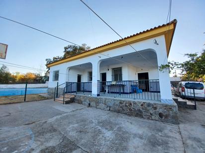 Vista exterior de Casa o xalet en venda en Castilblanco de los Arroyos amb Aire condicionat, Terrassa i Piscina