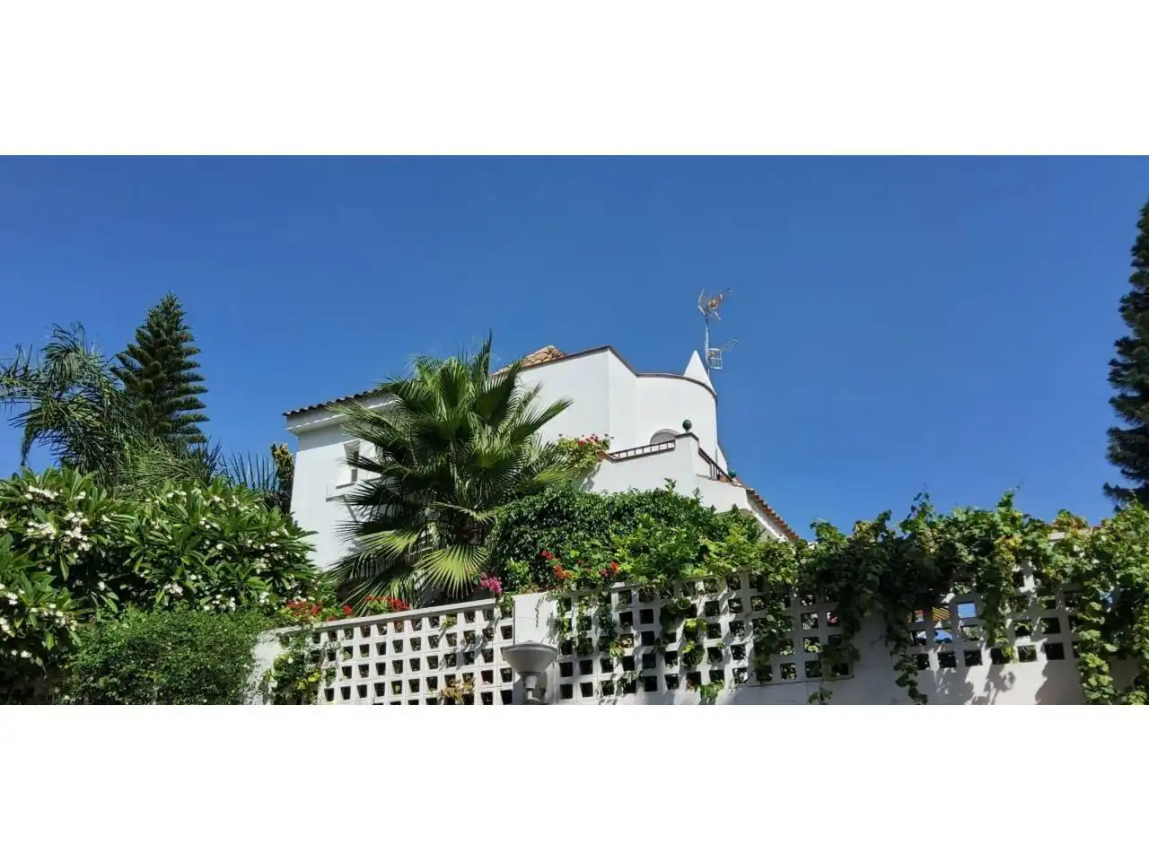 Vista exterior de Casa o chalet en venta en Almuñécar con Aire acondicionado, Jardín privado y Piscina comunitaria