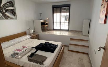 Dormitori de Apartament de lloguer en  Granada Capital amb Aire condicionat i Balcó