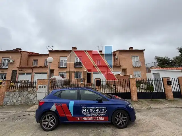 Vista exterior de Casa o xalet en venda en Otero amb Calefacció, Jardí privat i Balcó