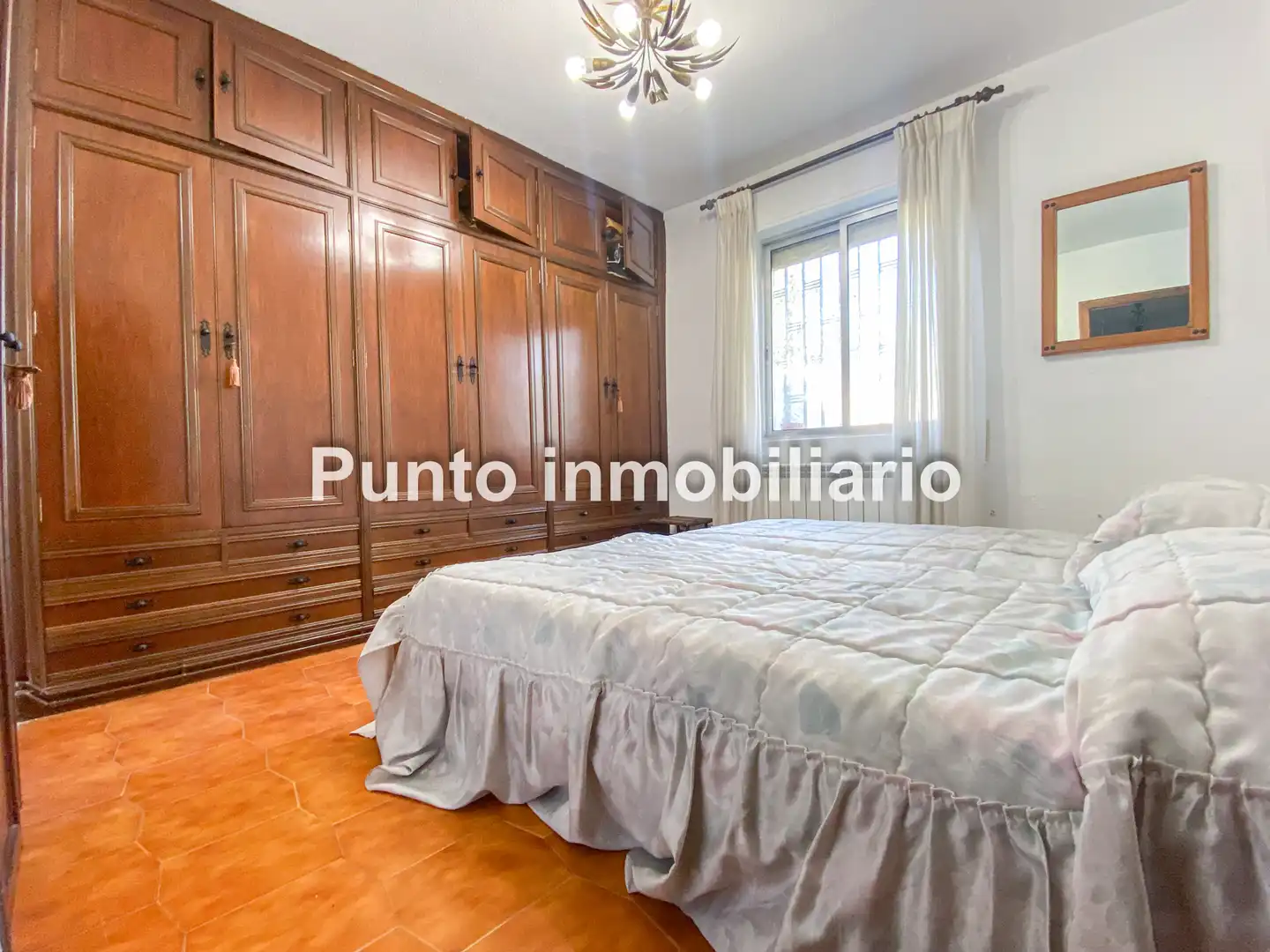 Habitación de Casa adosada en venta en Tudela de Duero con Calefacción, Jardín privado y Terraza