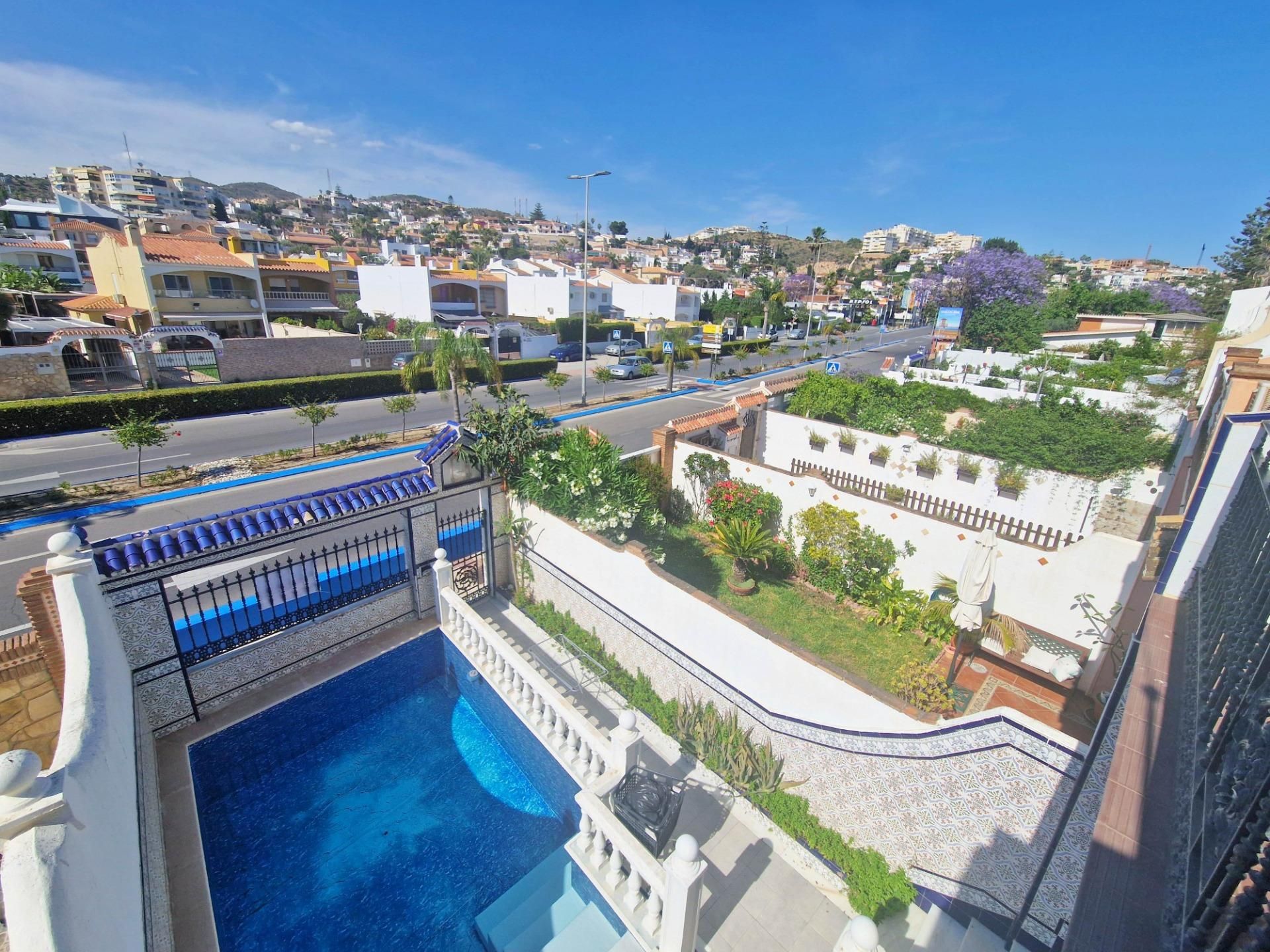 Piscina de Casa adosada en venda en Rincón de la Victoria amb Calefacció, Jardí privat i Terrassa