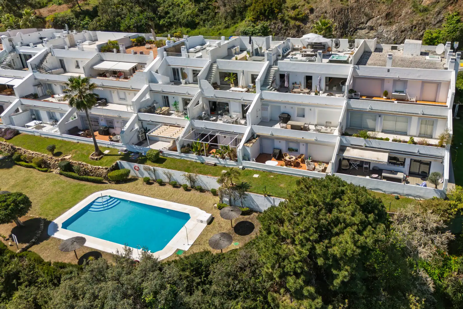 Vista exterior de Ático en venta en Benahavís con Aire acondicionado, Terraza y Piscina