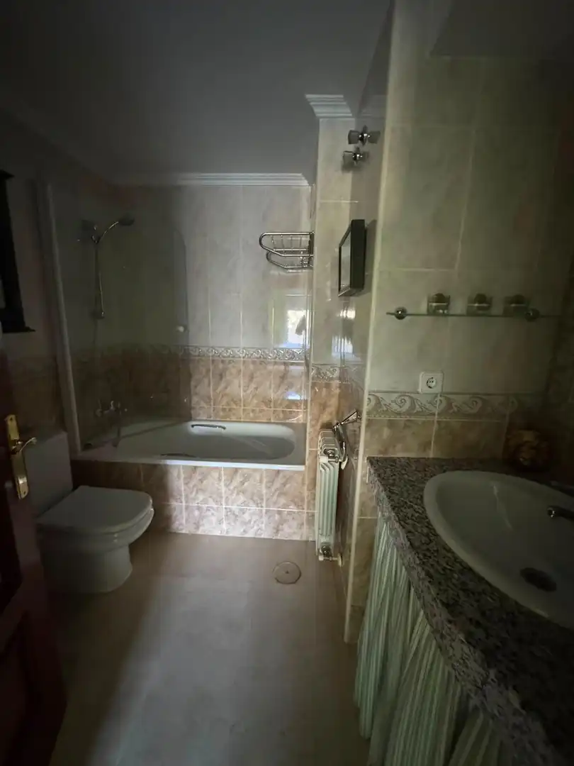 Baño de Piso de alquiler en Cáceres con Calefacción, Terraza y Amueblado