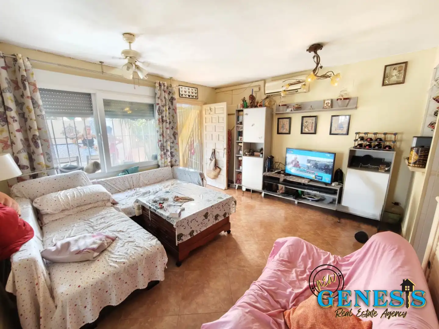 Sala d'estar de Casa adosada en venda en Torrevieja amb Aire condicionat, Jardí privat i Terrassa