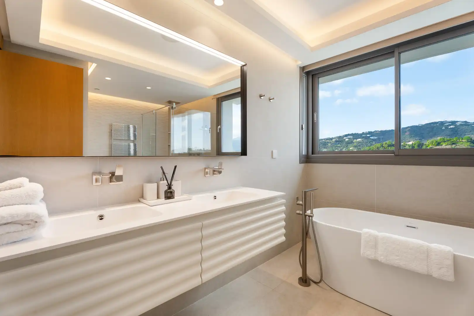 Bathroom of Apartments for sale in Benahavís  with Air Conditioner, Terrace and Storage room