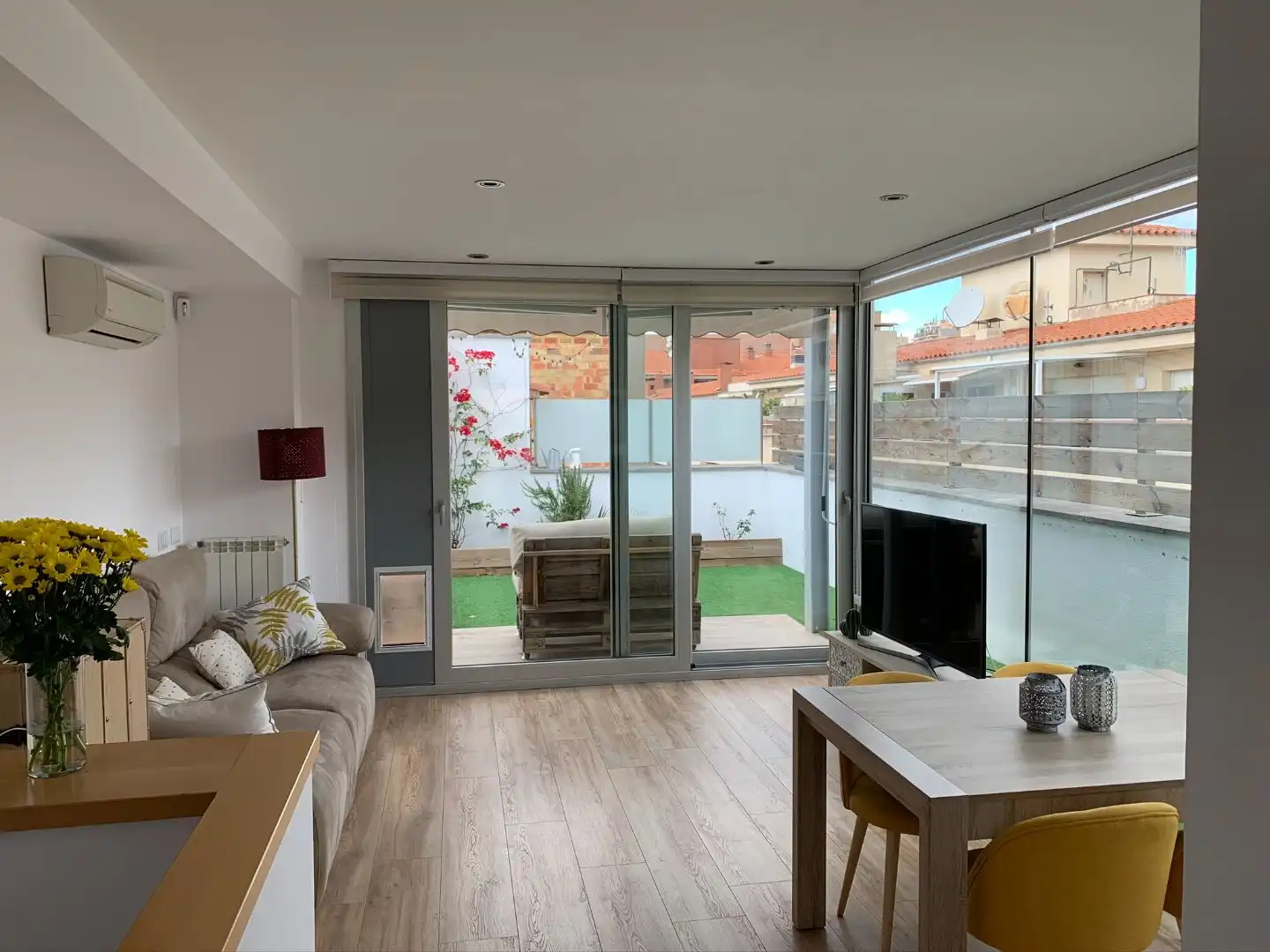 Sala d'estar de Pis de lloguer en Girona Capital amb Aire condicionat, Terrassa i Balcó