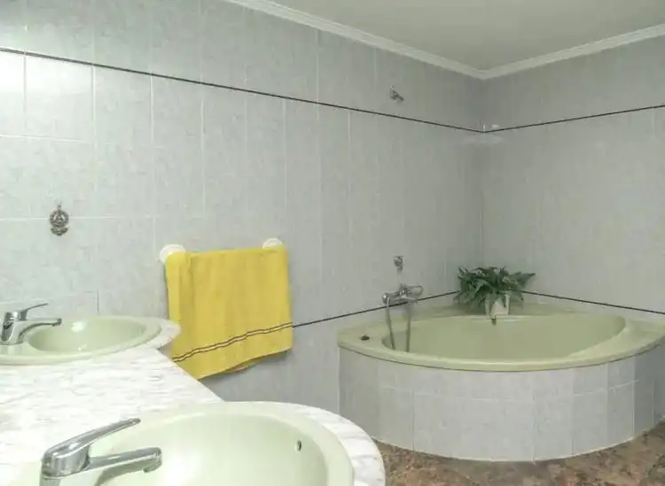 Baño de Piso en venta en Benidorm con Terraza, Amueblado y Piscina comunitaria