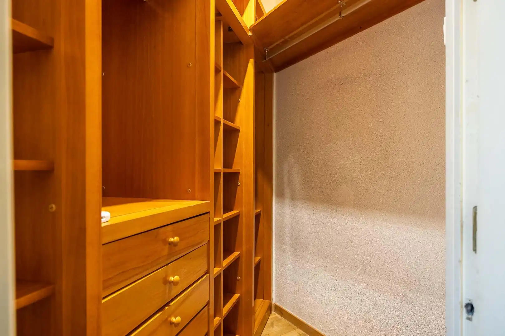 Flat for sale in Sevilla  with Air Conditioner, Private garden and Parquet flooring