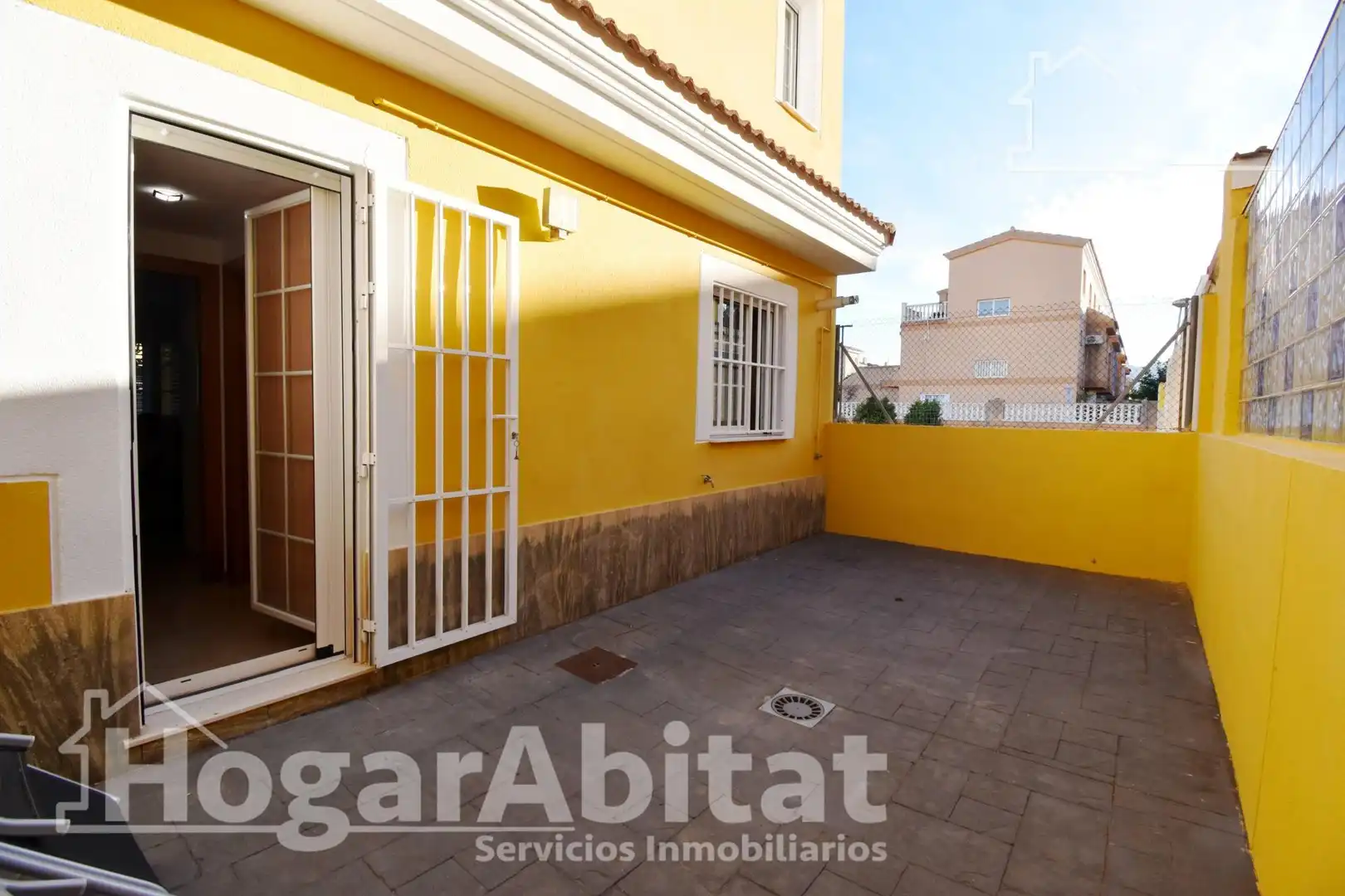 Außenansicht von Einfamilien-Reihenhaus zum Verkauf in Cullera mit Heizung, Terrasse und Abstellraum