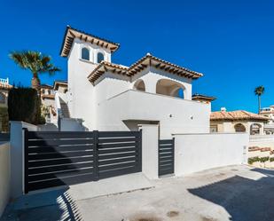 Vista exterior de Casa o xalet en venda en Orihuela amb Terrassa i Piscina