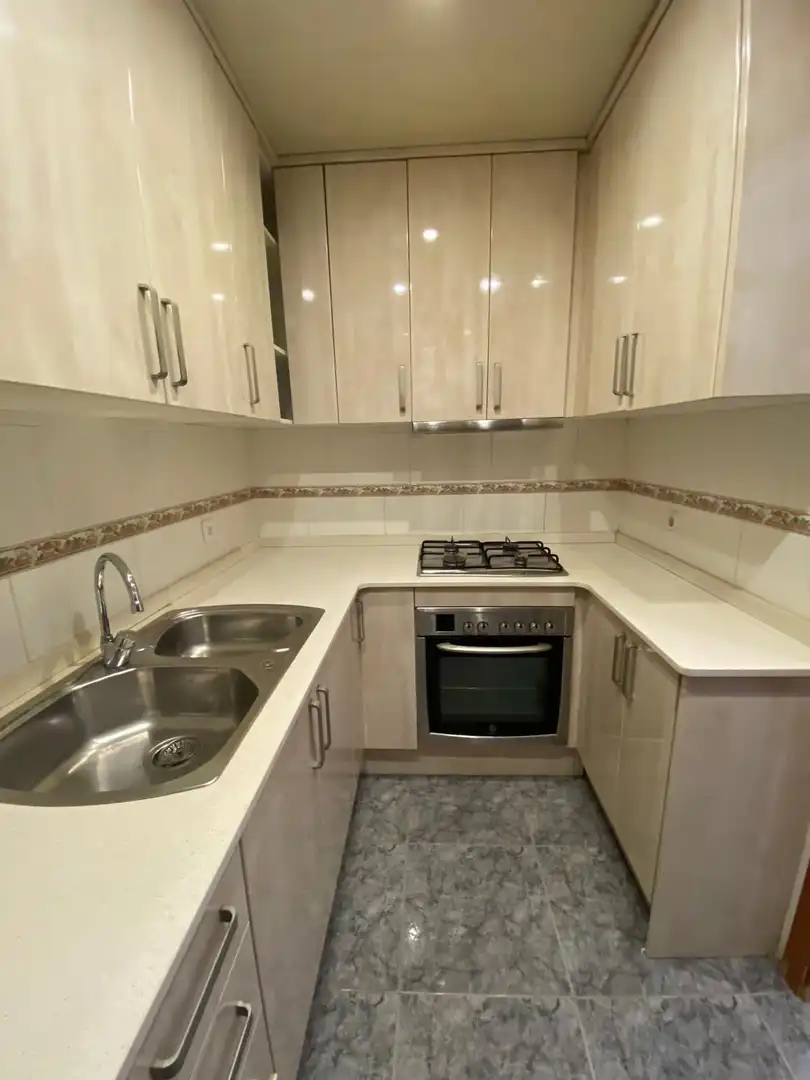 Cocina de Piso en venta en L'Hospitalet de Llobregat con Calefacción y Balcón