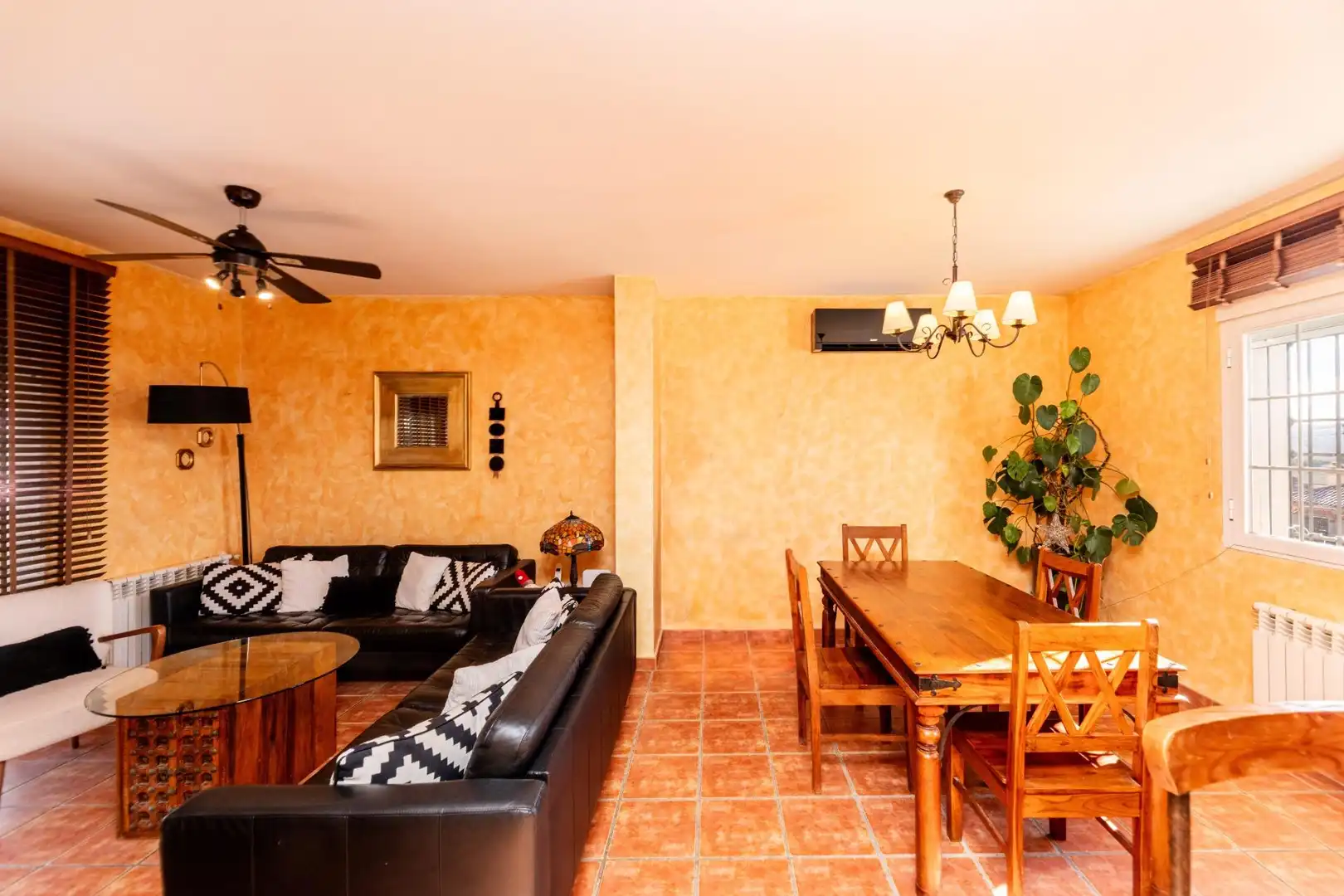 Sala d'estar de Casa o xalet en venda en Colmenar de Oreja amb Calefacció, Jardí privat i Traster