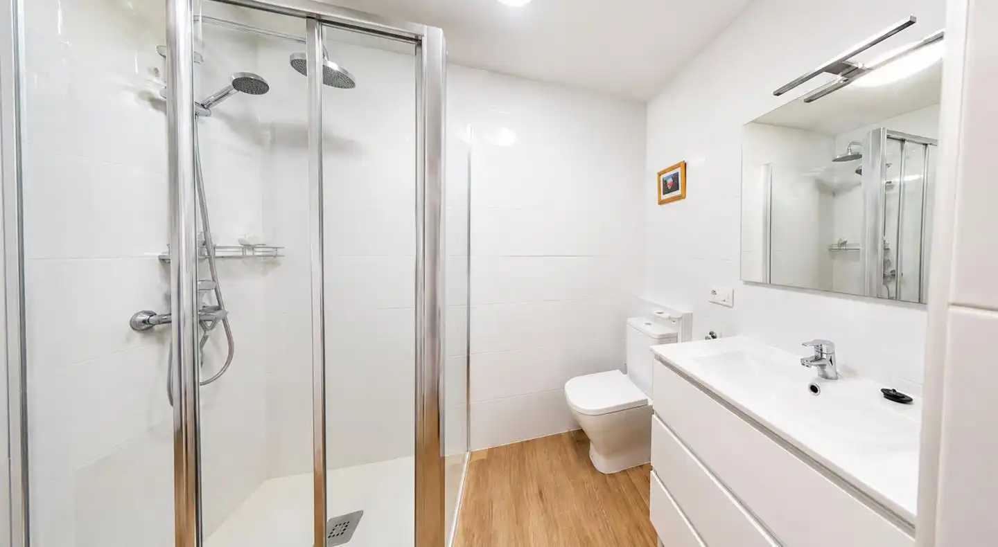 Badezimmer von Wohnung zum Verkauf in Santa Pola mit Klimaanlage, Terrasse und Möbliert