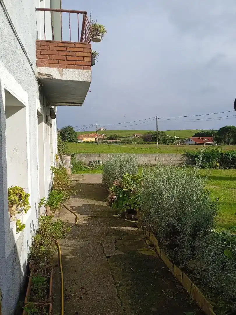 Vista exterior de Casa o xalet en venda en Miengo amb Balcó