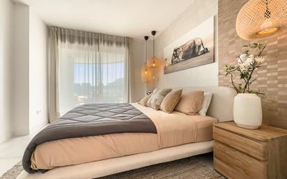 Dormitori de Apartament en venda en Estepona amb Aire condicionat, Terrassa i Piscina