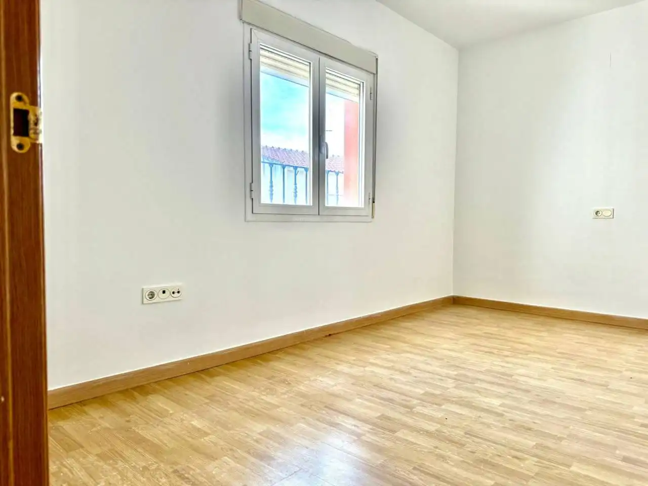Habitación de Casa adosada en venta en Miguel Esteban con Alarma y Piscina comunitaria