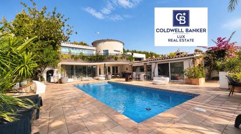 Esta villa con amarre privado está en un canal ancho en Empuriabrava, con el sur de cara, en una parcela de 716 m.Tres cosas la ha