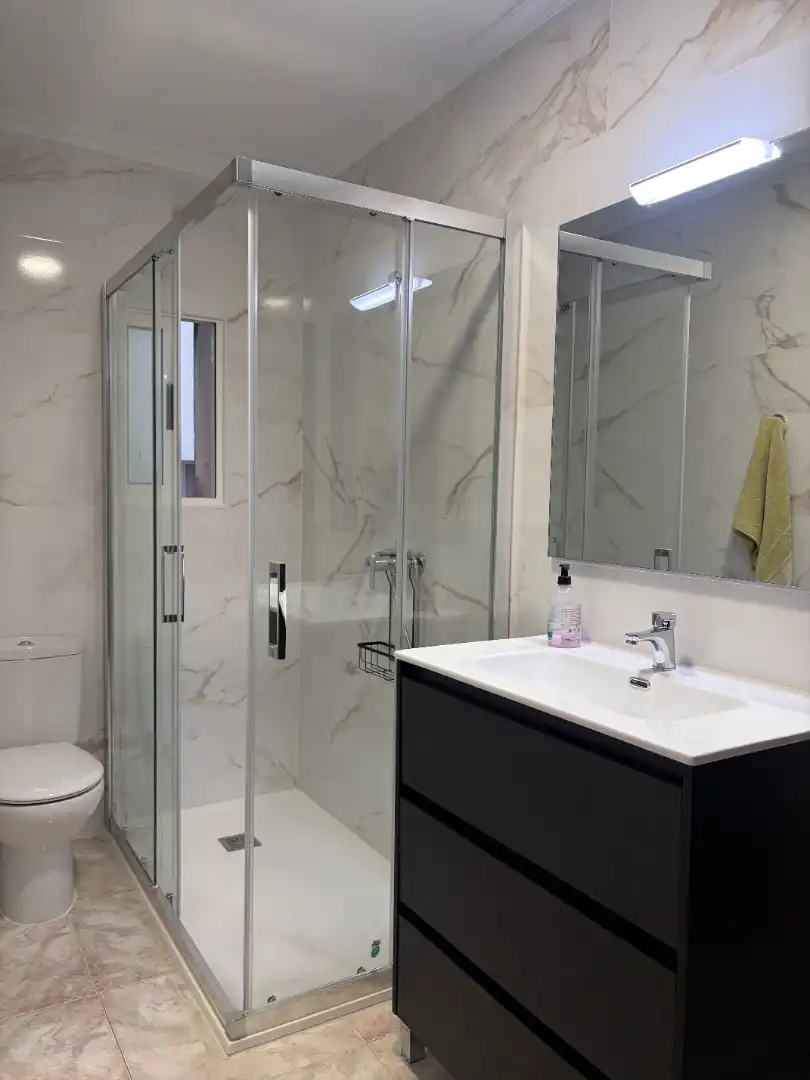 Baño de Piso de alquiler en Plasencia con Aire acondicionado, Amueblado y Balcón