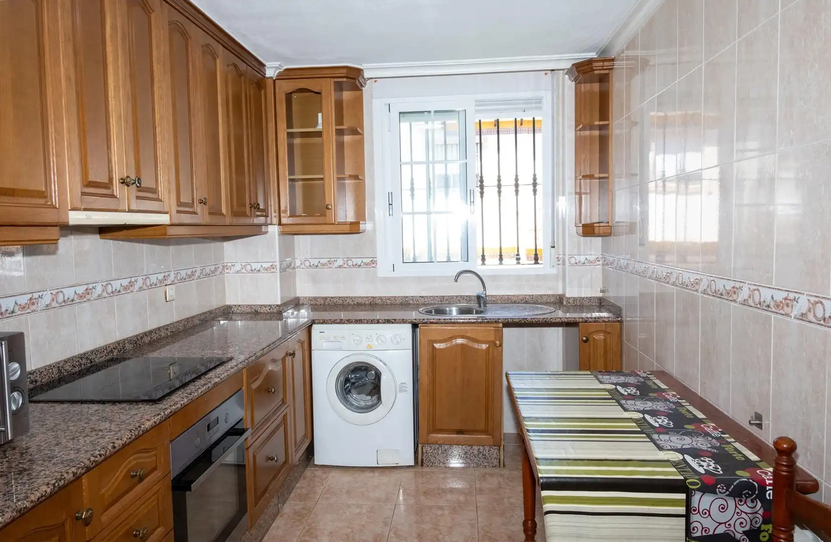 Cocina de Casa adosada en venta en Torrevieja con Aire acondicionado, Calefacción y Jardín privado