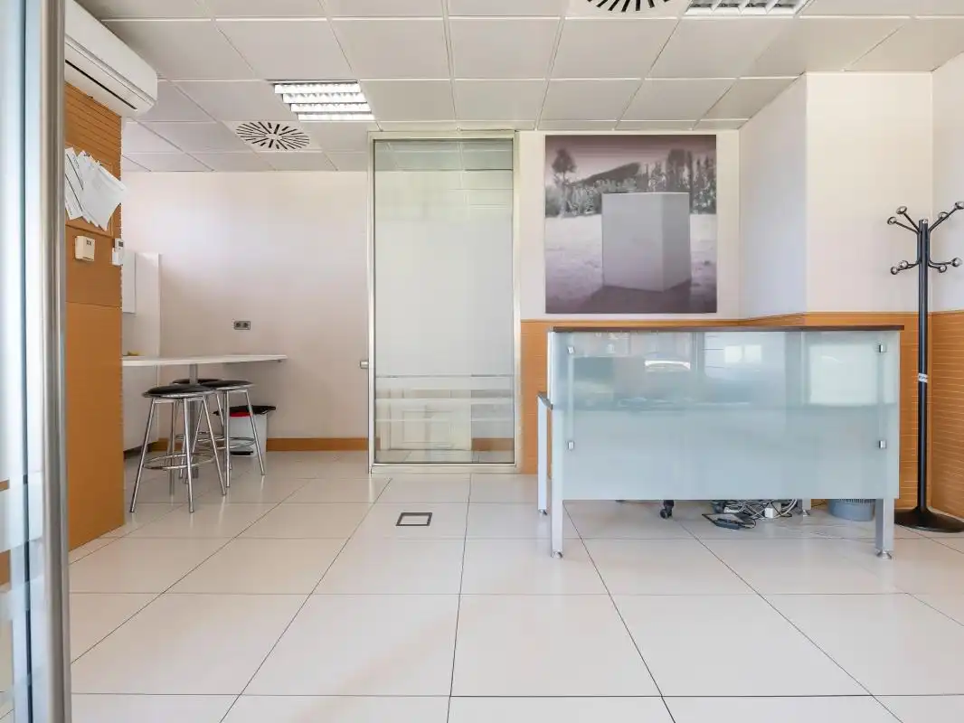 Commercial properties for rent in Pozuelo de Alarcón  with Air Conditioner and Heating