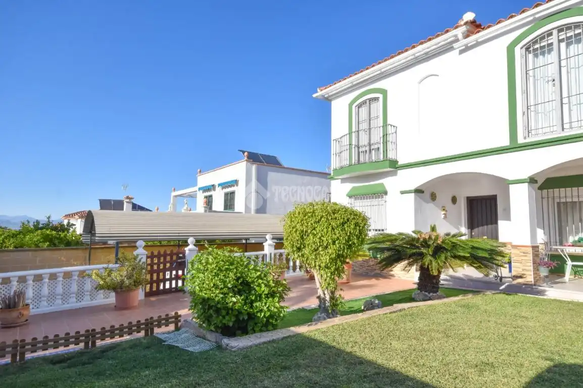 Vista exterior de Casa o chalet en venta en Alhaurín de la Torre con Aire acondicionado y Piscina