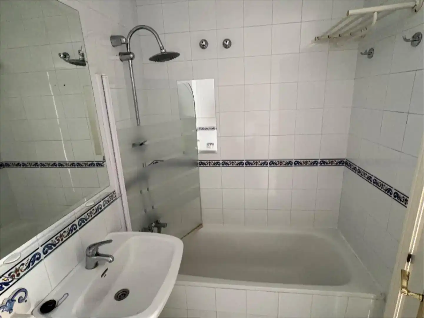 Baño de Piso de alquiler en Tomares con Aire acondicionado, Piscina y Balcón