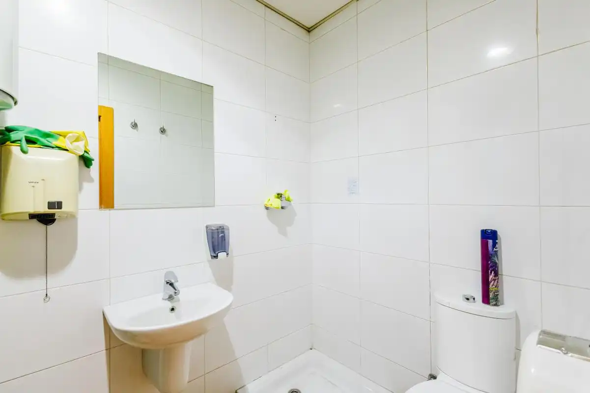 Baño de Local en venta en Marbella con Calefacción
