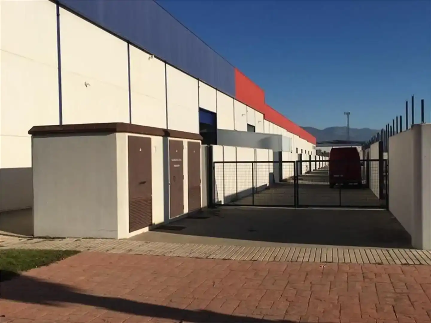 Außenansicht von Fabrikhallen zur Miete in Plasencia