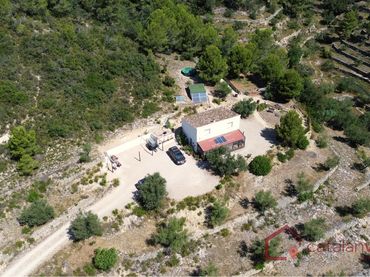 Casa rústica con jardín en venta en Zona dis coll de l'alba