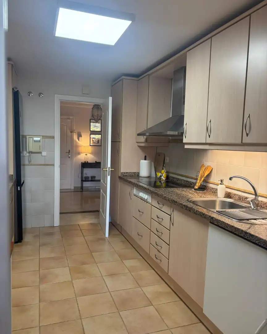 Cuina de Apartament de lloguer en Marbella amb Calefacció, Jardí privat i Terrassa