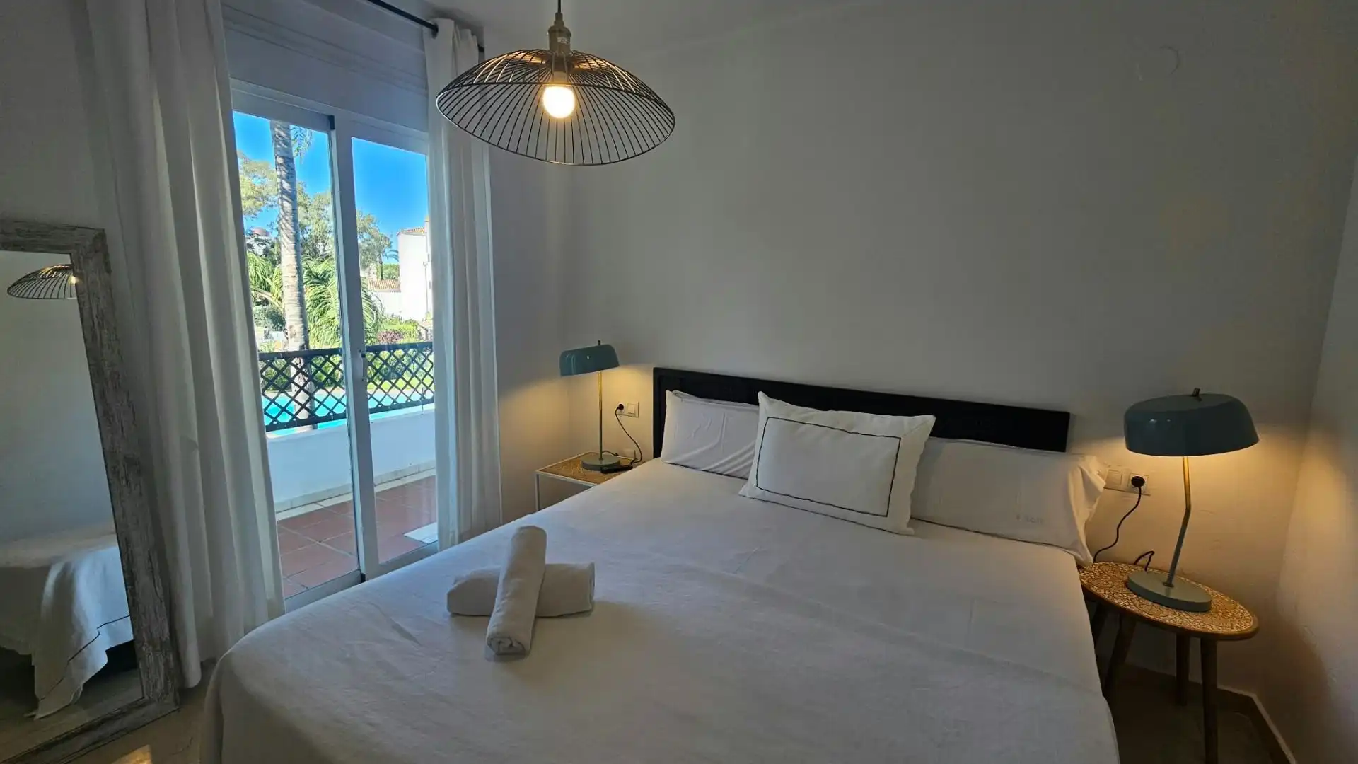 Schlafzimmer von Wohnungen zur Miete in Marbella mit Klimaanlage, Terrasse und Möbliert