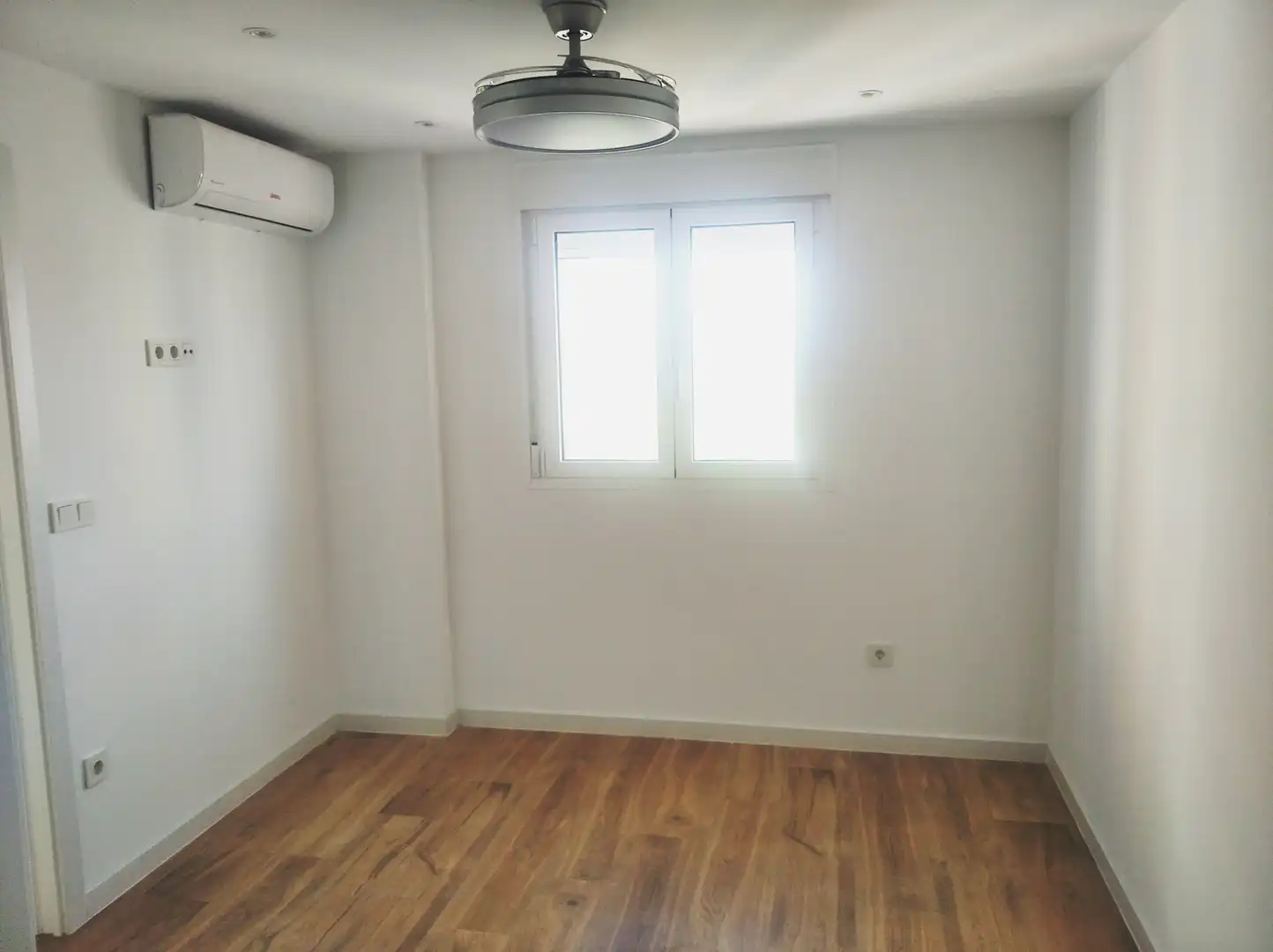 Habitación de Apartamento de alquiler en El Campello con Aire acondicionado, Calefacción y Parquet