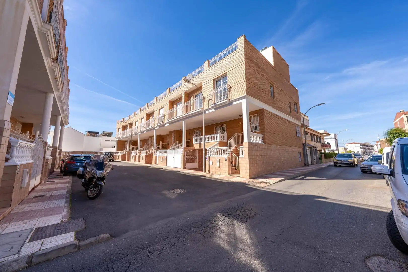 Vista exterior de Casa adosada en venda en Roquetas de Mar amb Aire condicionat, Terrassa i Balcó