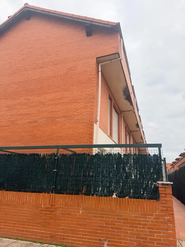 Vista exterior de Casa adosada en venta en Torrelavega  con Calefacción, Parquet y Terraza