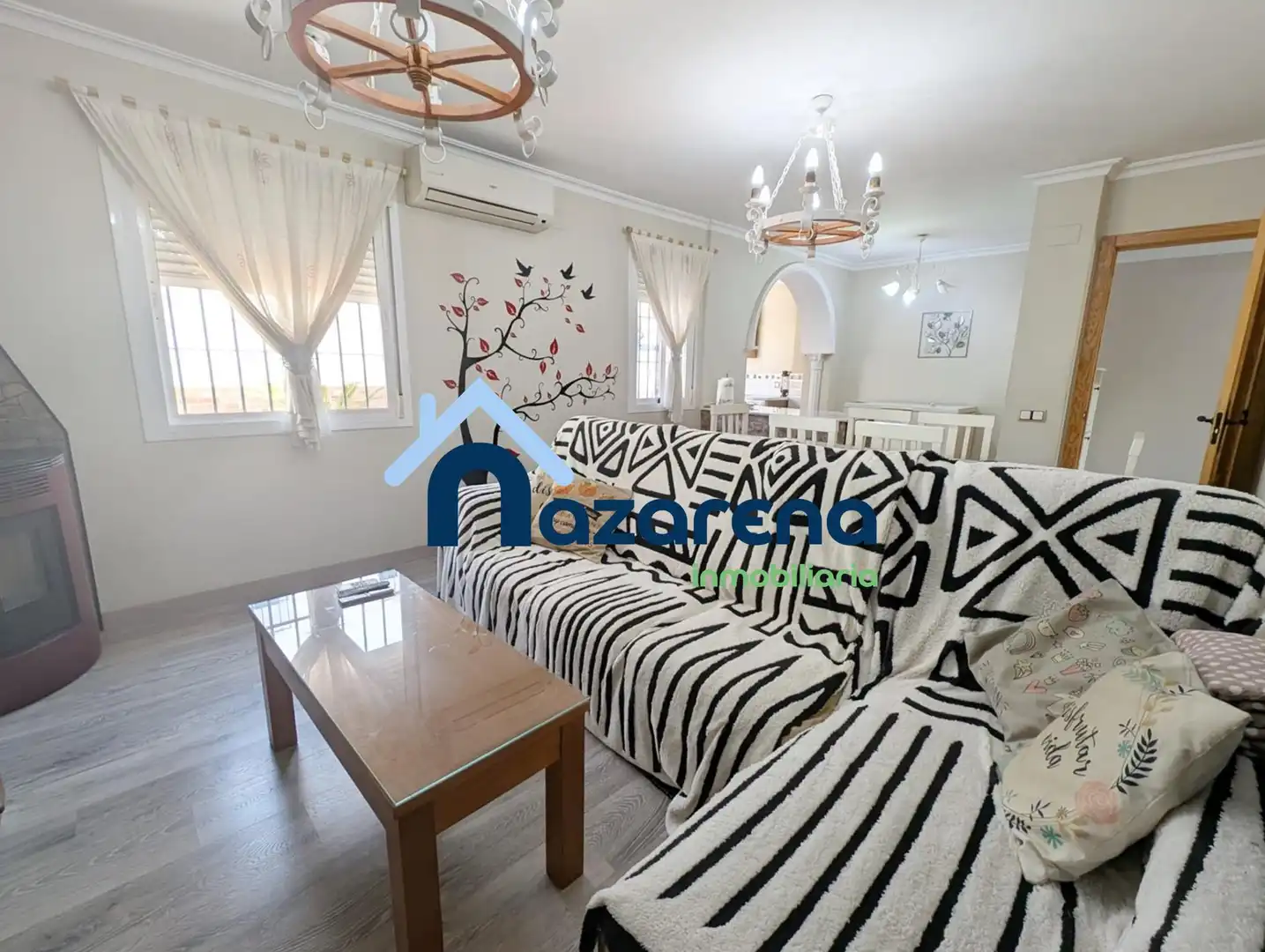 Vista exterior de Casa o xalet en venda en Dos Hermanas amb Aire condicionat, Jardí privat i Parquet