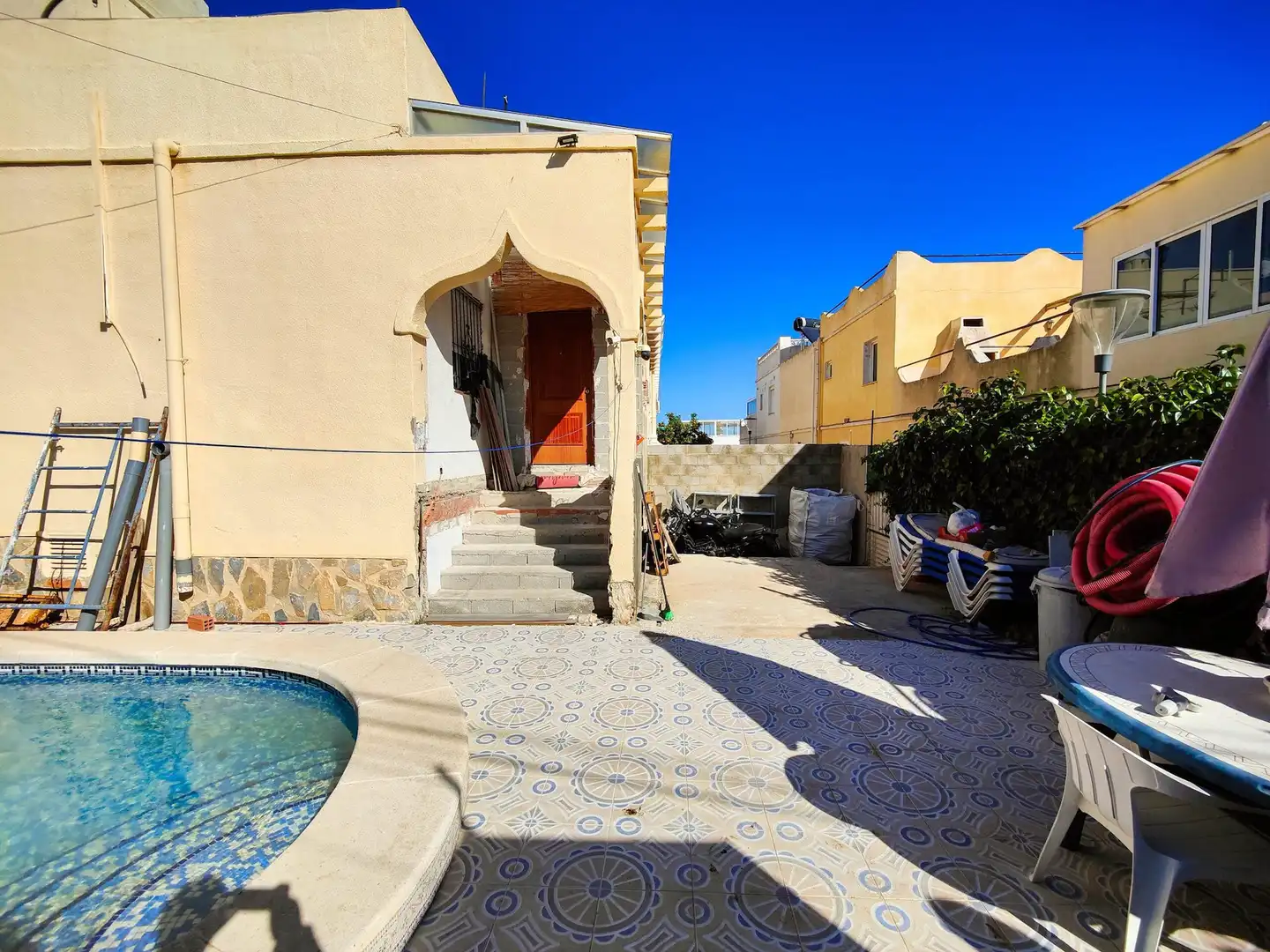 Vista exterior de Finca rústica en venda en San Miguel de Salinas amb Jardí privat, Piscina i Moblat