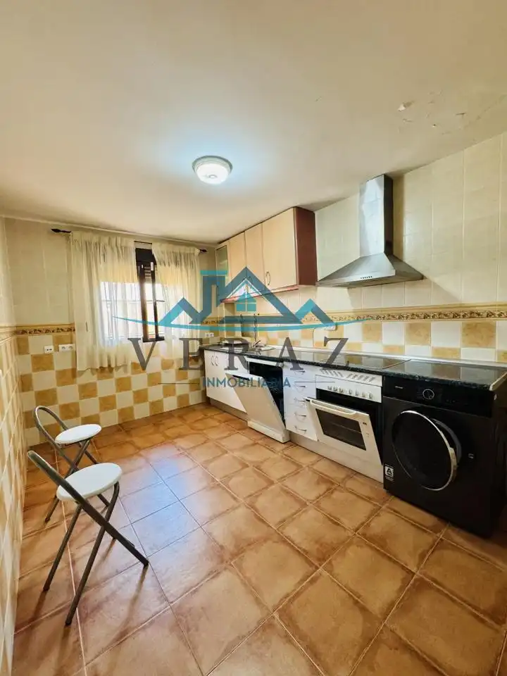 Cuina de Casa adosada en venda en Lucillos amb Aire condicionat i Terrassa