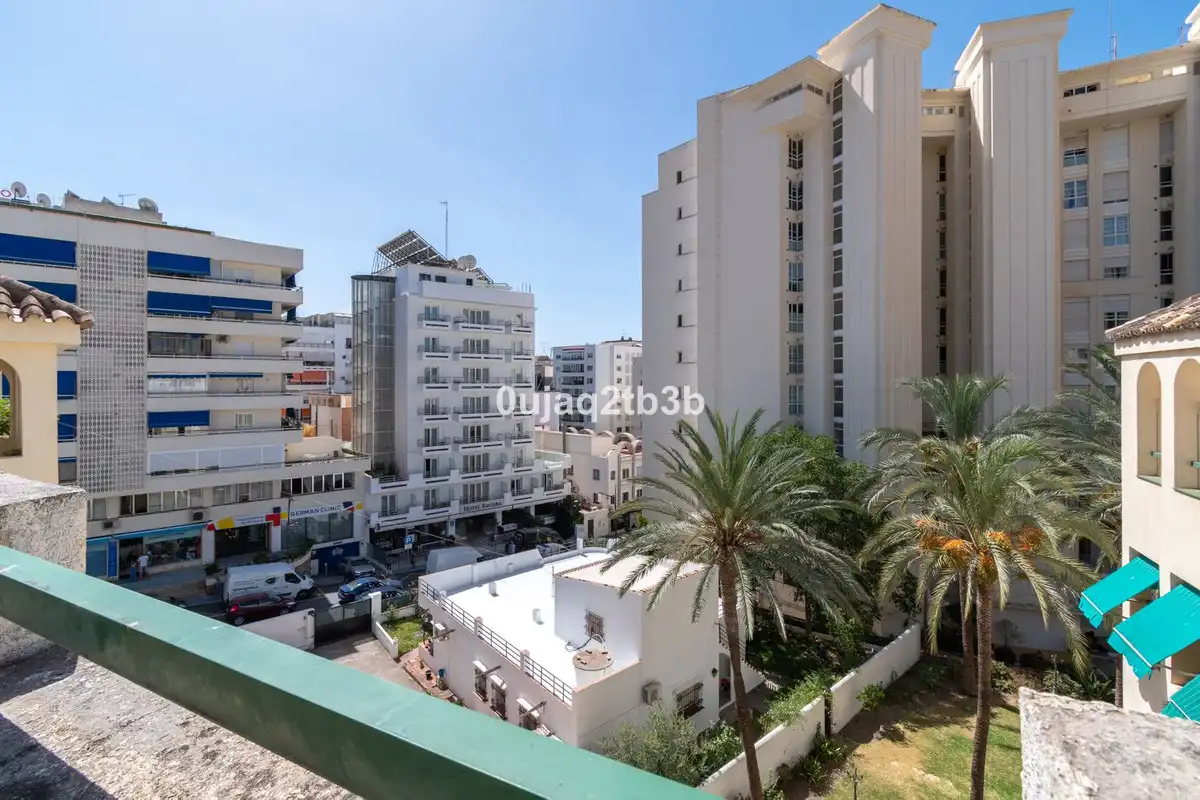 Vista exterior de Pis en venda en Marbella amb Aire condicionat, Terrassa i Traster