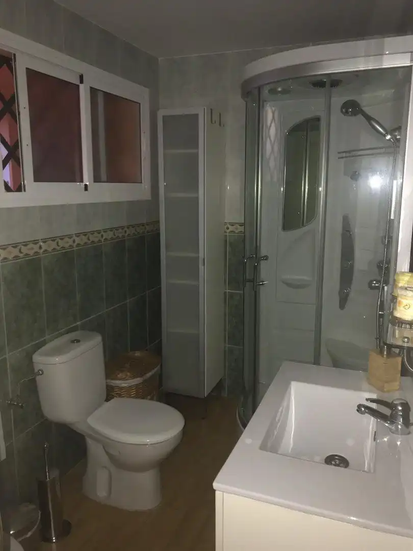 Bany de Apartament de lloguer en Algeciras amb Moblat i Piscina comunitària
