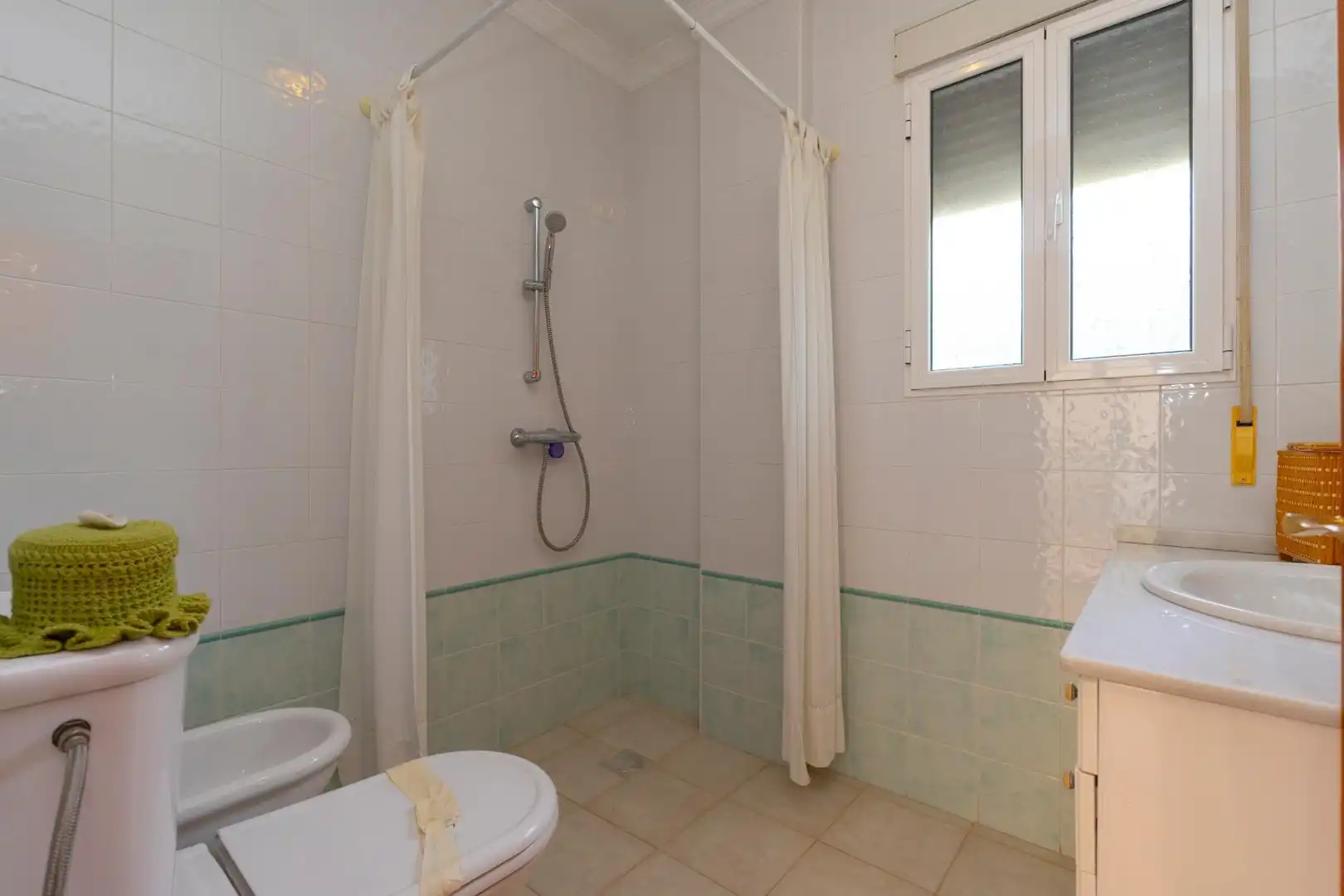 Bany de Casa o xalet en venda en Sanlúcar la Mayor amb Jardí privat, Traster i Piscina
