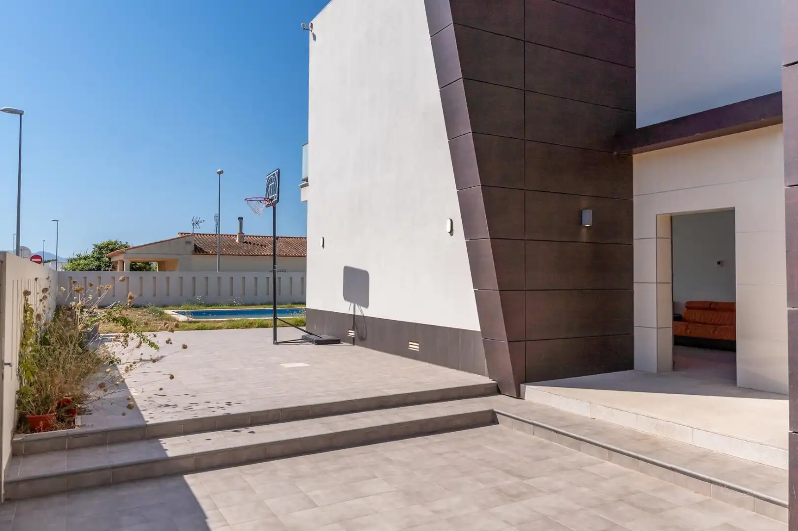 Vista exterior de Casa o xalet en venda en Oliva amb Aire condicionat, Jardí privat i Terrassa