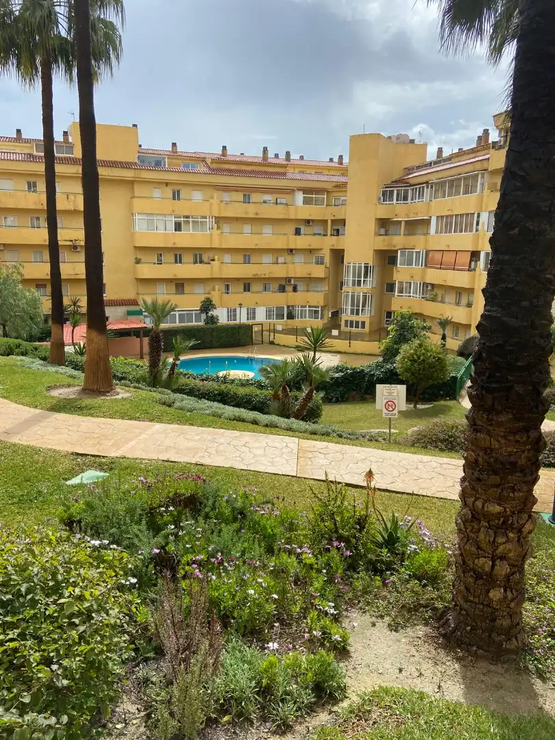 Piscina de Pis de lloguer en Fuengirola amb Aire condicionat, Terrassa i Moblat