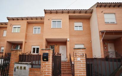 Vista exterior de Casa adosada en venda en Casarrubios del Monte amb Terrassa