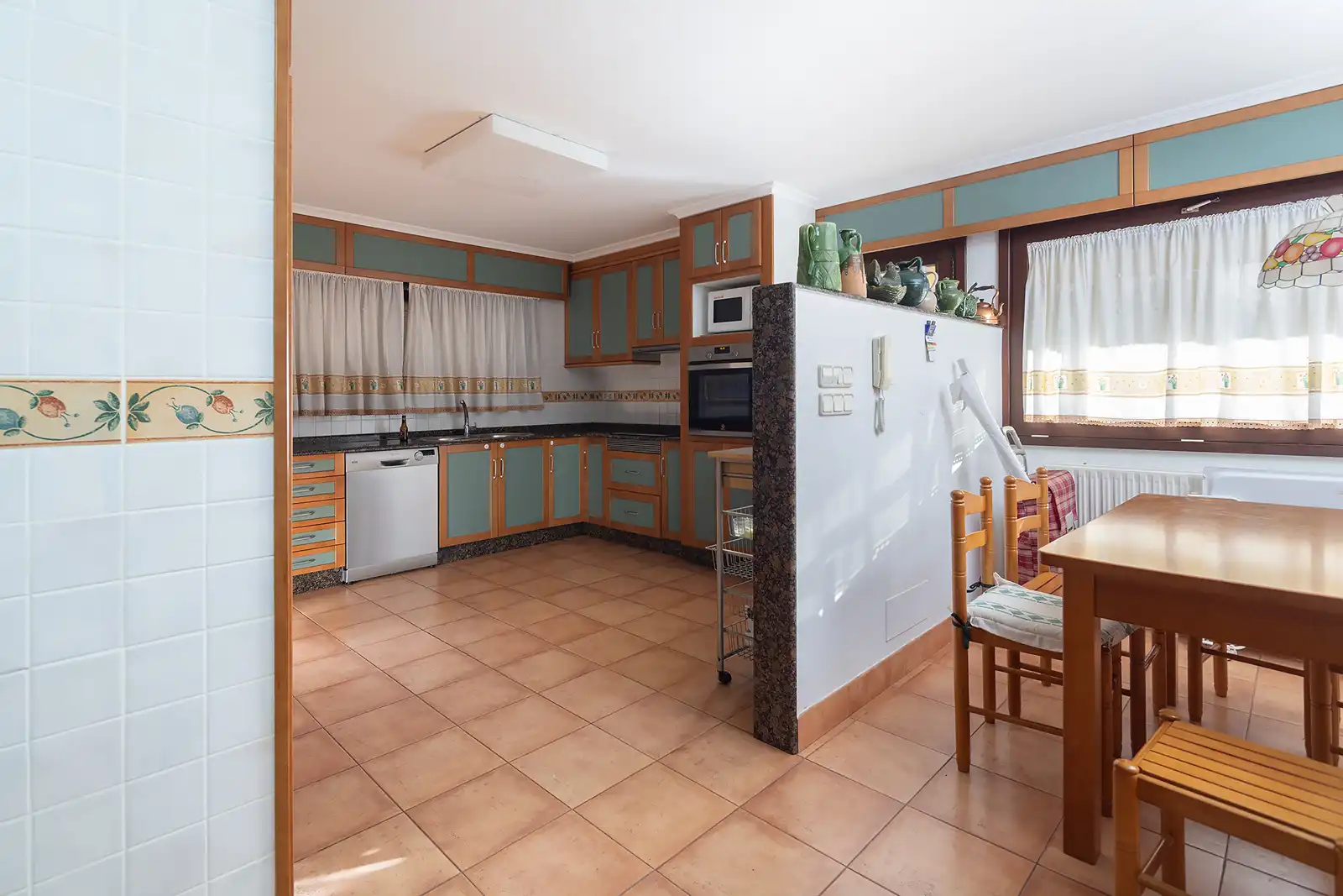 Cocina de Casa o chalet en venta en Oleiros con Calefacción, Jardín privado y Parquet